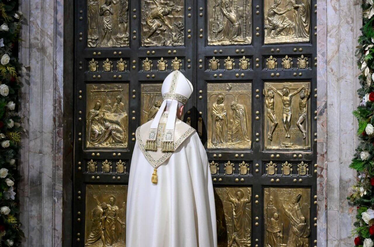 Papa Leão XIV fecha a Porta Santa da Basílica de São Pedro marcando o encerramento do Jubileu da Esperança