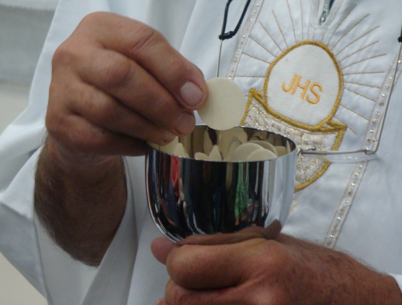 Conheça quando começou a missão do ministro extraordinário da sagrada comunhão