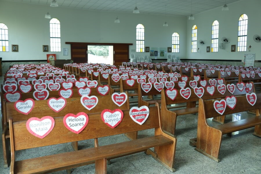 A Fé une os corações, aos irmãos e à Igreja
