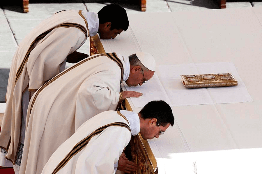 Formação Litúrgica, Ficha 67: Por que beijar o altar?