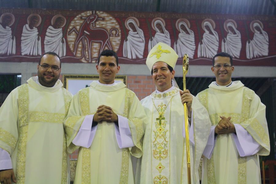 Ordenação diaconal de João Batista, João Custódio e Patric 