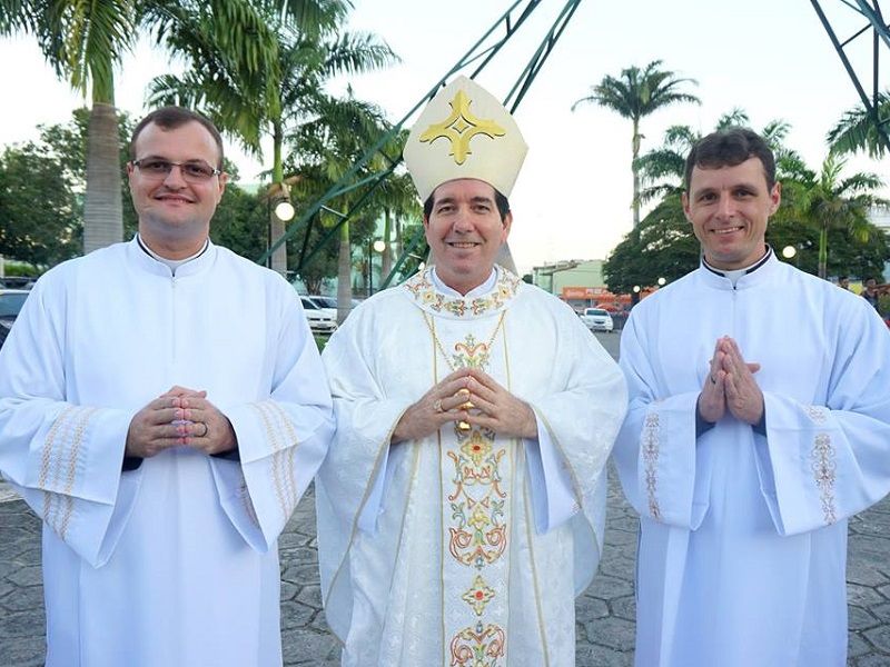 Seminaristas André e Maickon são ordenados Diáconos